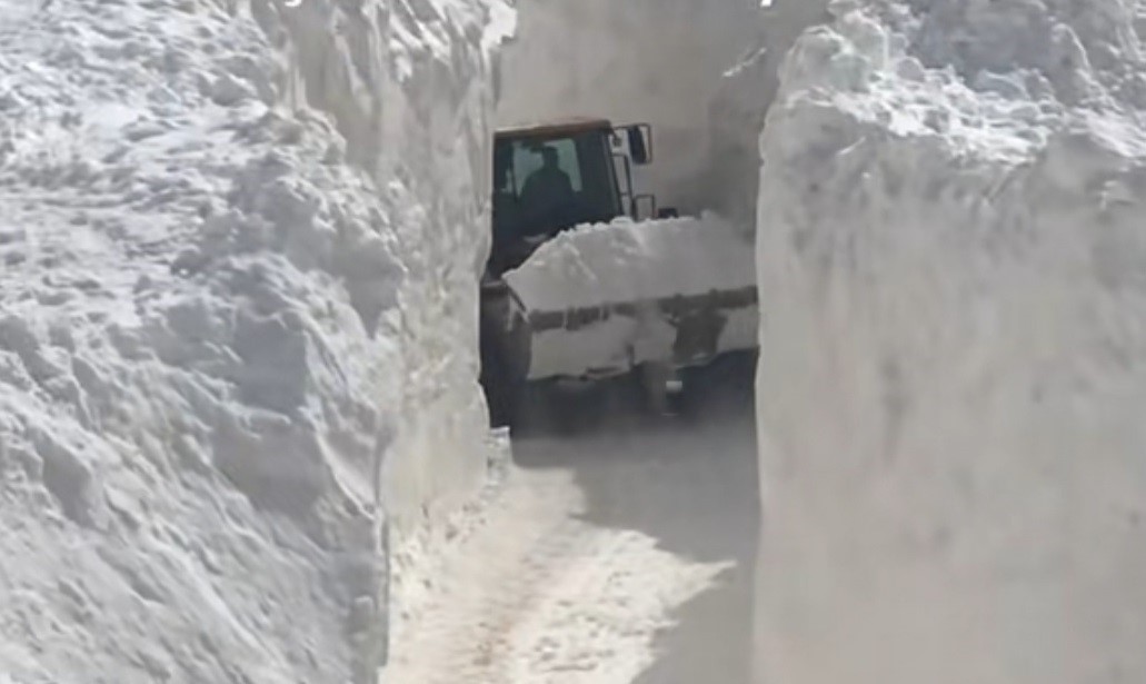 Çığ nedeniyle kapanan köy yolunda zorlu karla mücadele çalışması
