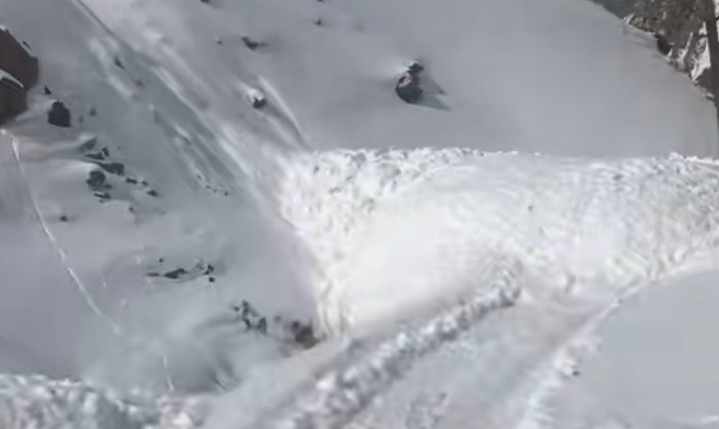 Çığ nedeniyle kapanan köy yolunda zorlu karla mücadele çalışması
