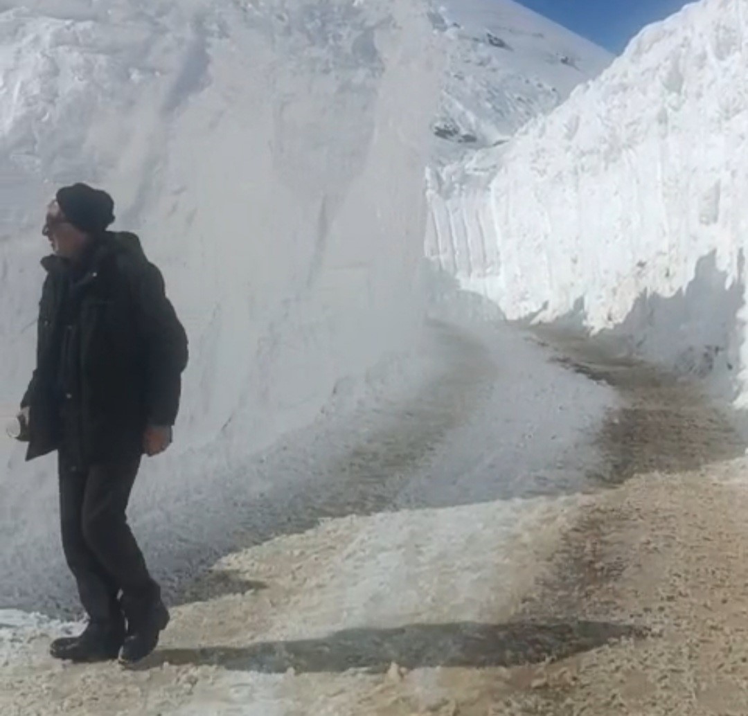 Çığ nedeniyle kapanan köy yolunda zorlu karla mücadele çalışması
