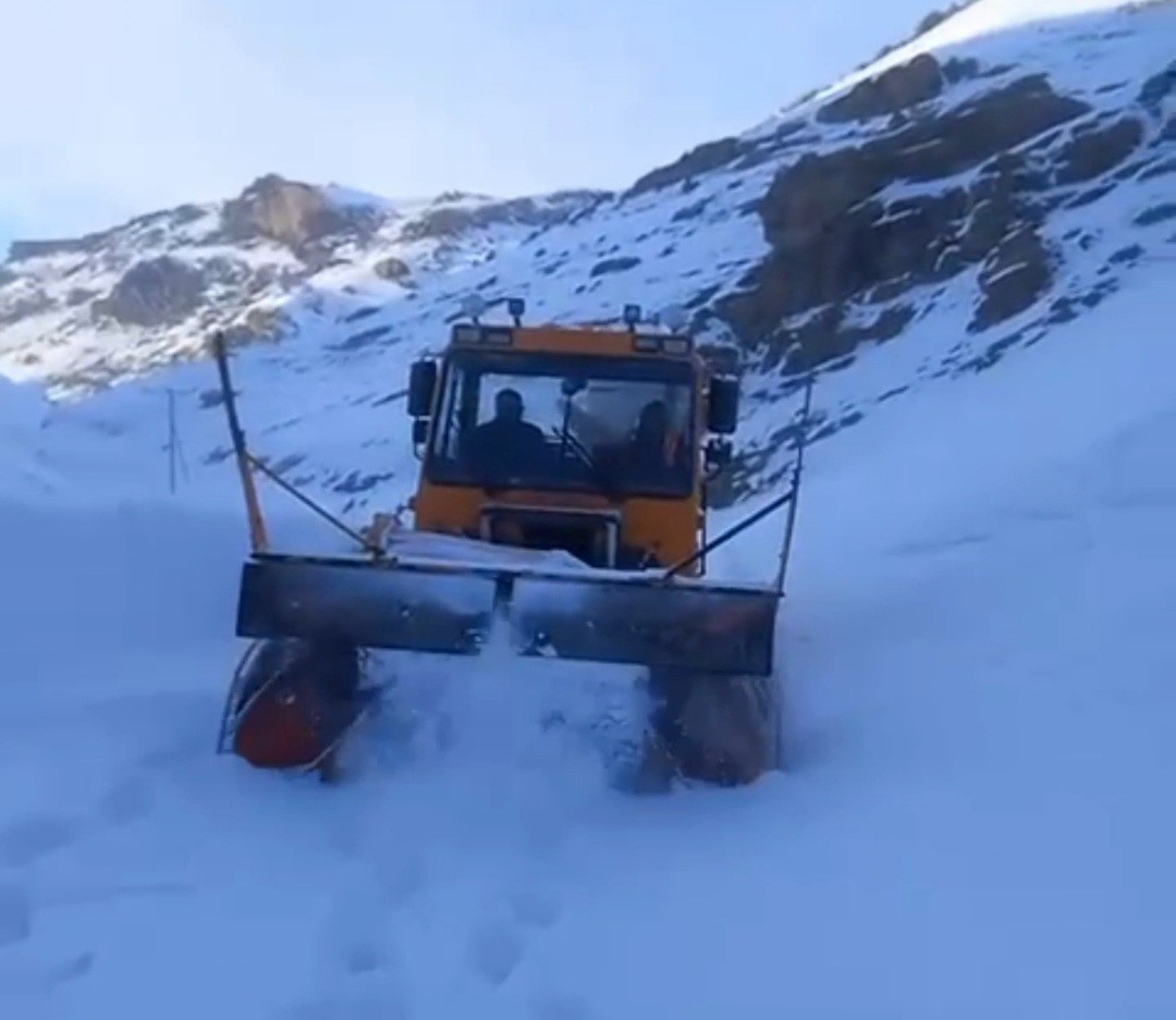 Çığ nedeniyle kapanan köy yolunda zorlu karla mücadele çalışması
