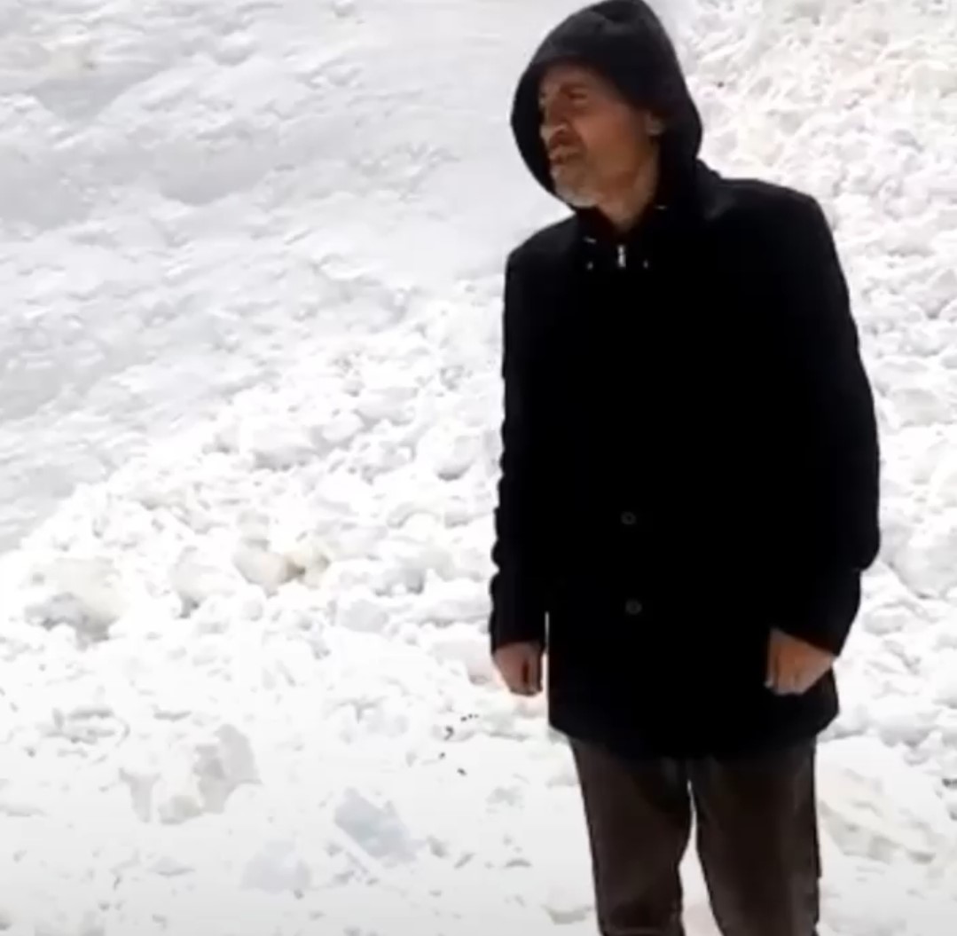 Çığ nedeniyle kapanan köy yolunda zorlu karla mücadele çalışması
