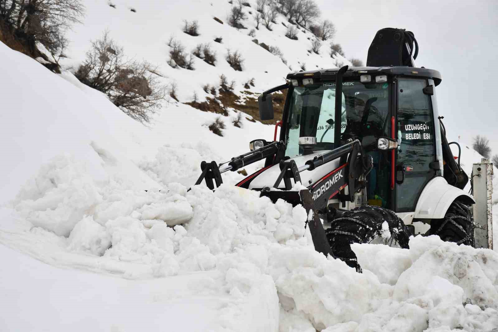Çığ riski nedeniyle 5 bin nüfuslu beldenin alternatif yolu 60 gündür kapalı
