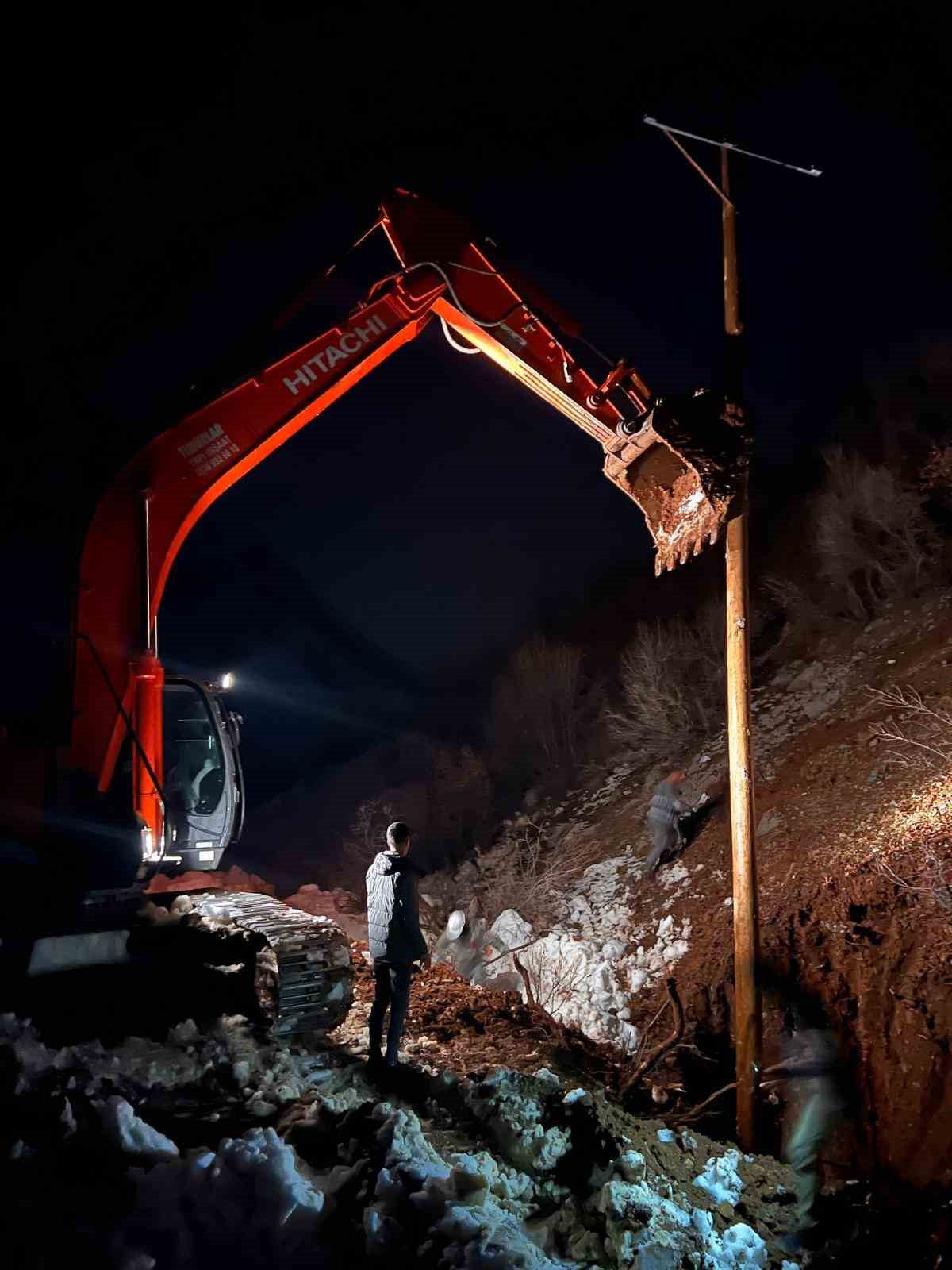 Çığ vurdu, devlet ve ilgili kurumlar çalışma başlattı, Beşağaç köyü karanlıktan kurtarıldı
