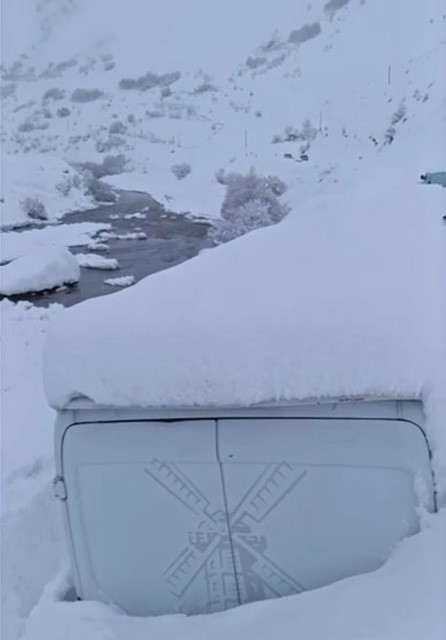 Çığla kapanan yolda mahsur kalan 100 kişi köyde misafir edildi
