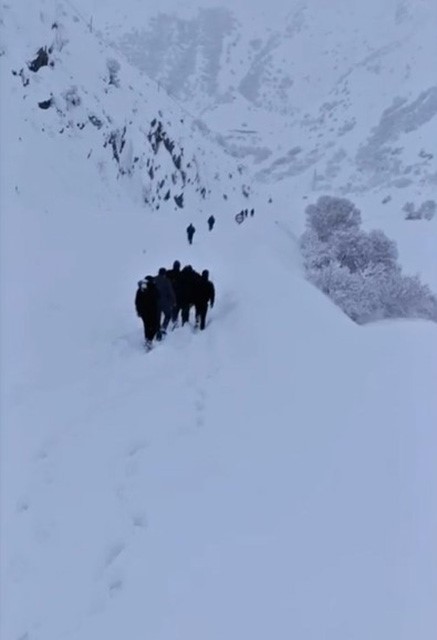 Çığla kapanan yolda mahsur kalan 100 kişi köyde misafir edildi
