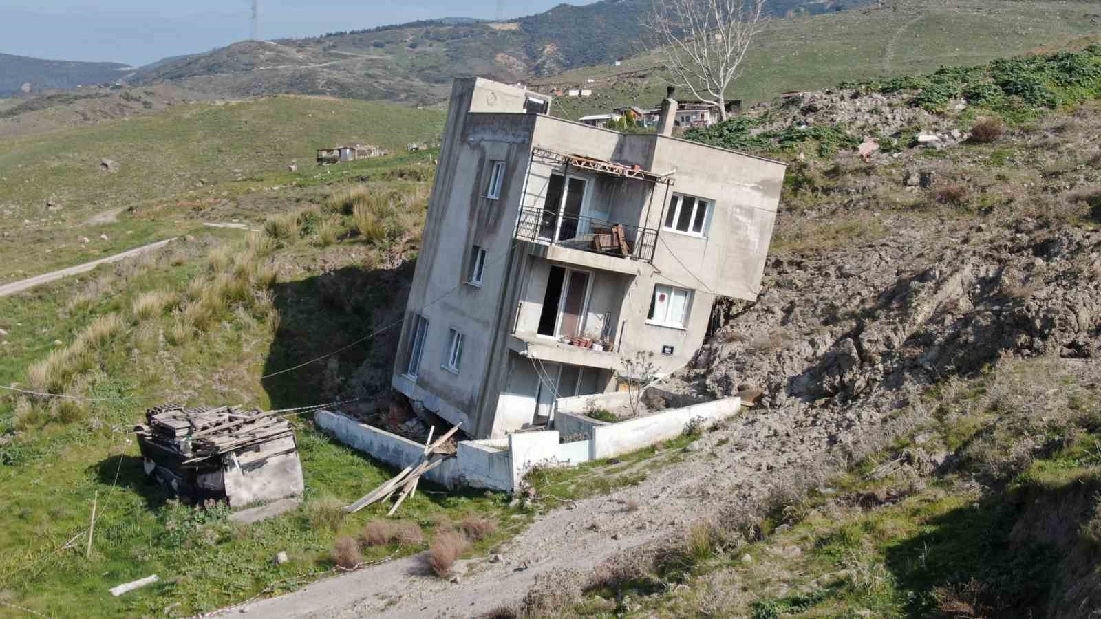 Çiğli’de çöp tesisinin neden olduğu heyelan mahalleyi yutuyor
