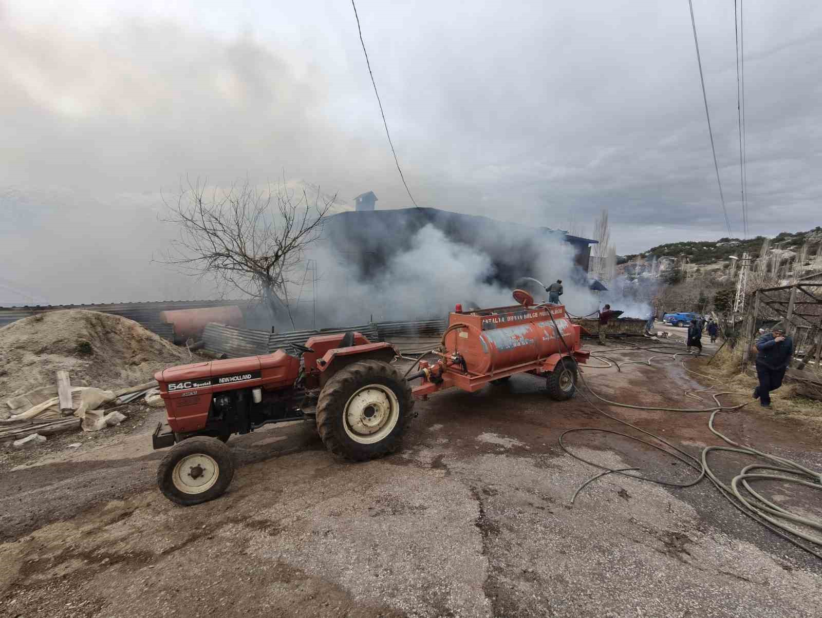 Çıkan yangında ev küle döndü, 1 kişi dumandan etkilendi, 3 hayvan telef oldu
