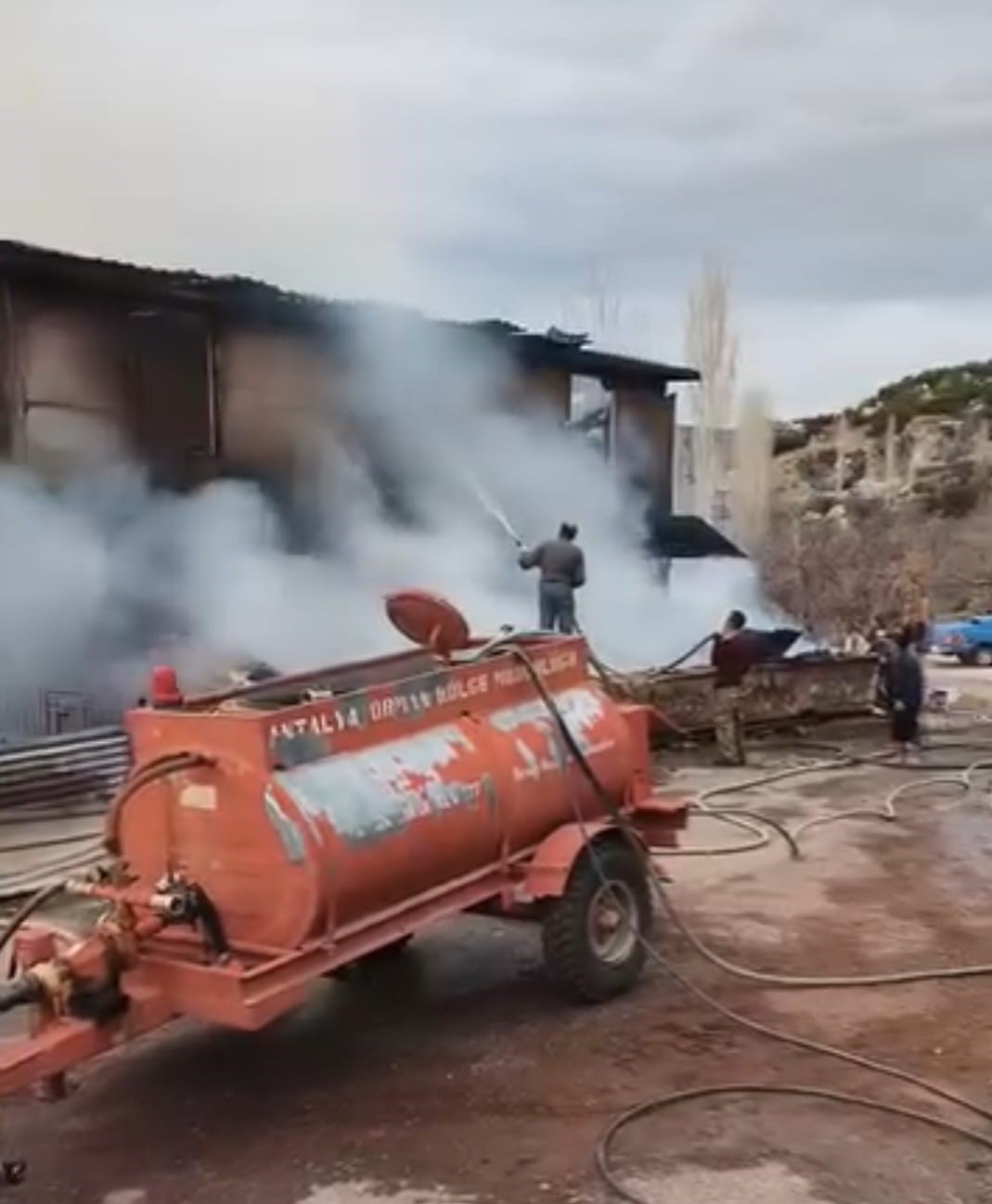 Çıkan yangında ev küle döndü, 1 kişi dumandan etkilendi, 3 hayvan telef oldu
