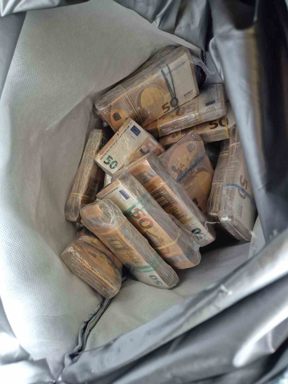 Çikolata  dolu çantadan 220 bin Euro çıktı
