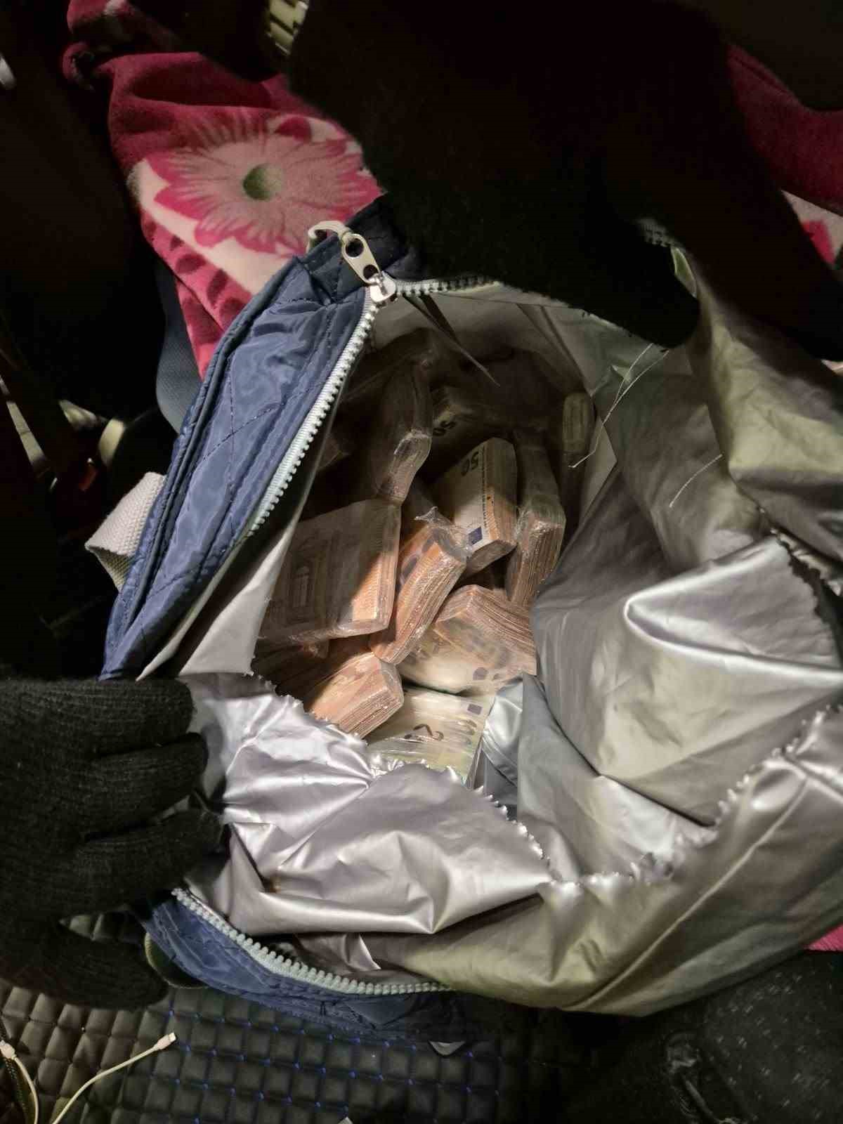 Çikolata  dolu çantadan 220 bin Euro çıktı
