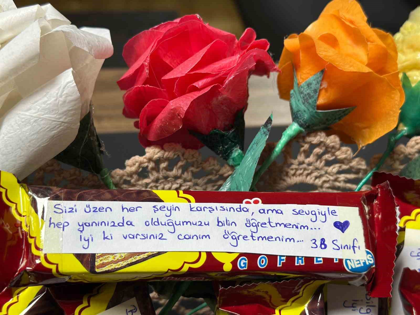 Çikolata ve çiçeklere yazdıkları notlarla öğretmenlerine sürpriz yaptılar
