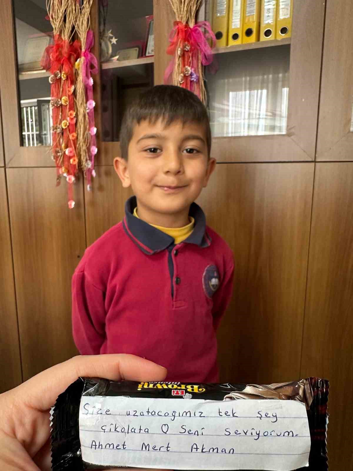 Çikolata ve çiçeklere yazdıkları notlarla öğretmenlerine sürpriz yaptılar
