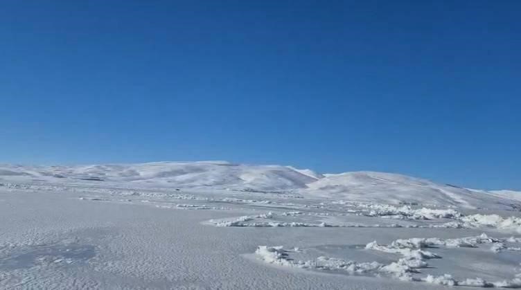 Çıldır Gölü tamamen dondu: Eksi 30 dereceyle atlı kızak keyfine hazır
Çıldır Gölü tamamen dondu: Eksi 30 dereceyle atlı kızak keyfine hazır