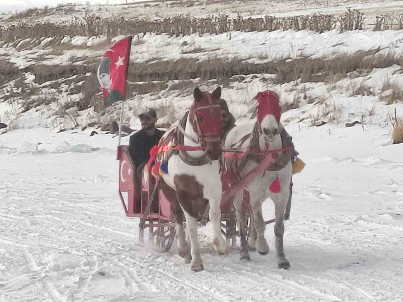 Çıldır Gölü üzerinde atlı gezi ve halay keyfi
