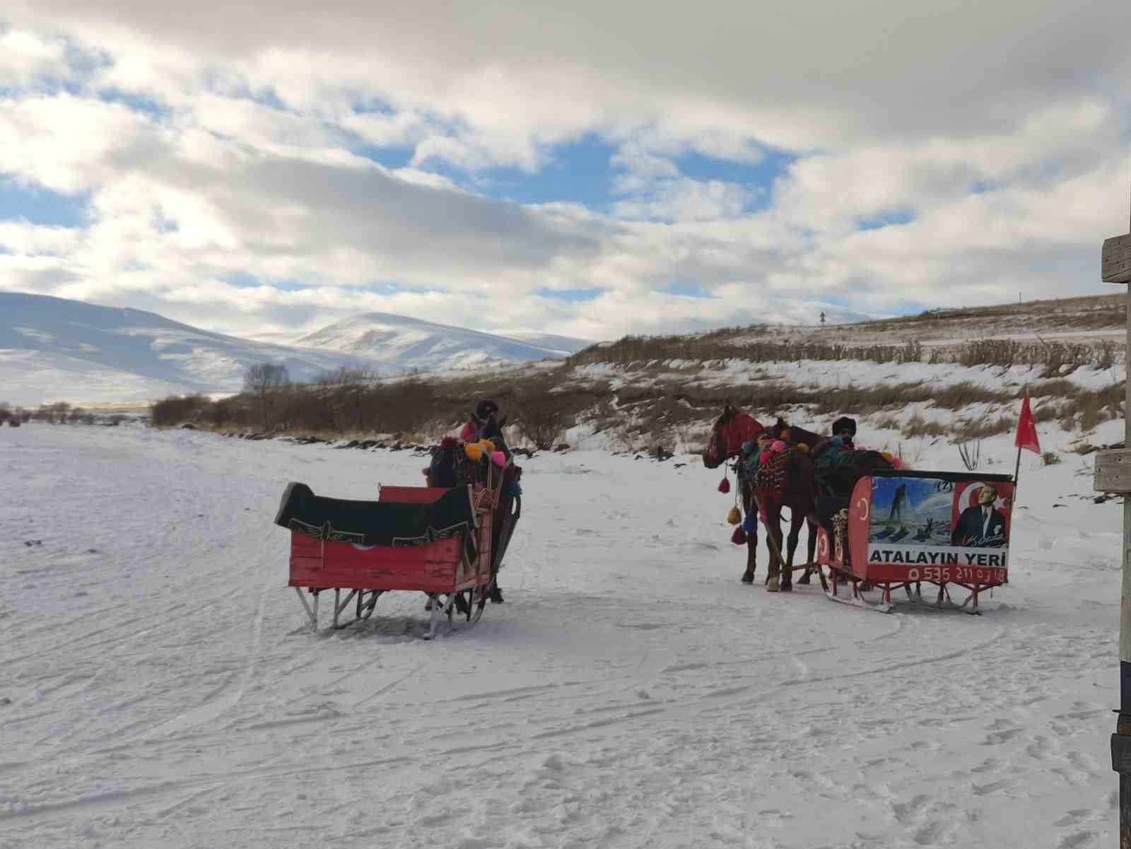 Çıldır Gölü üzerinde atlı gezi ve halay keyfi
