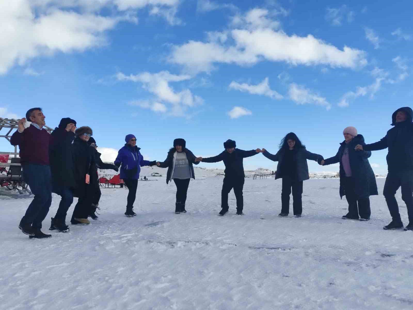 Çıldır Gölü üzerinde atlı gezi ve halay keyfi
