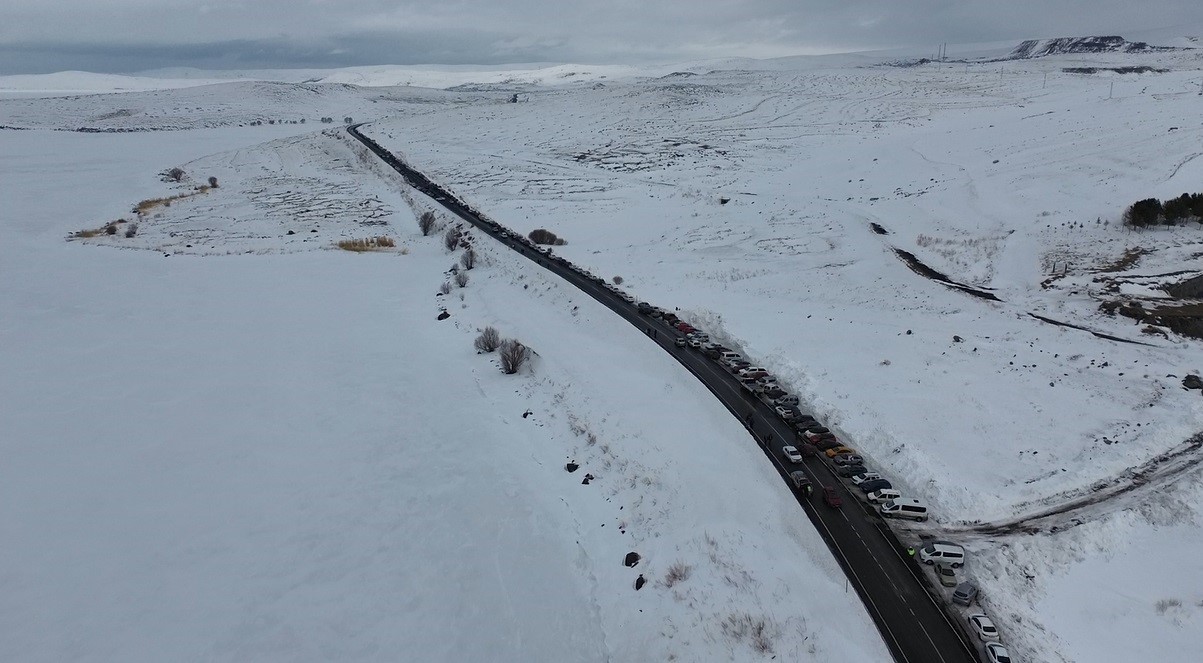 Çıldır Gölü’nde adım atacak yer kalmadı
