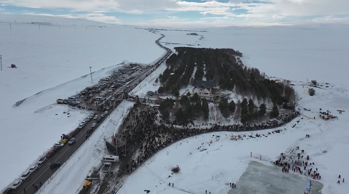 Çıldır Gölü’nde adım atacak yer kalmadı
