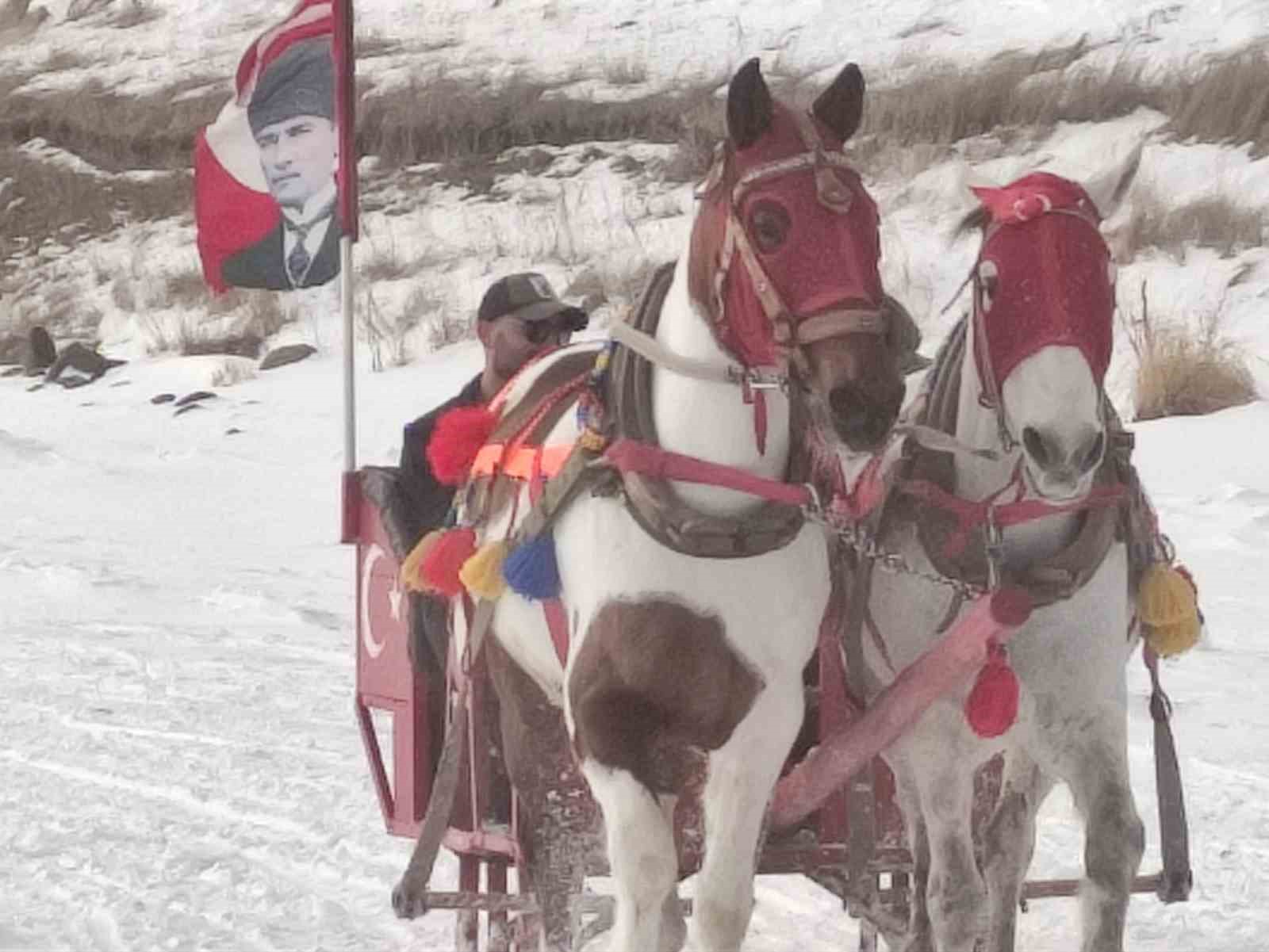 Çıldır Gölü’nde atlı kızak heyecanı başladı
