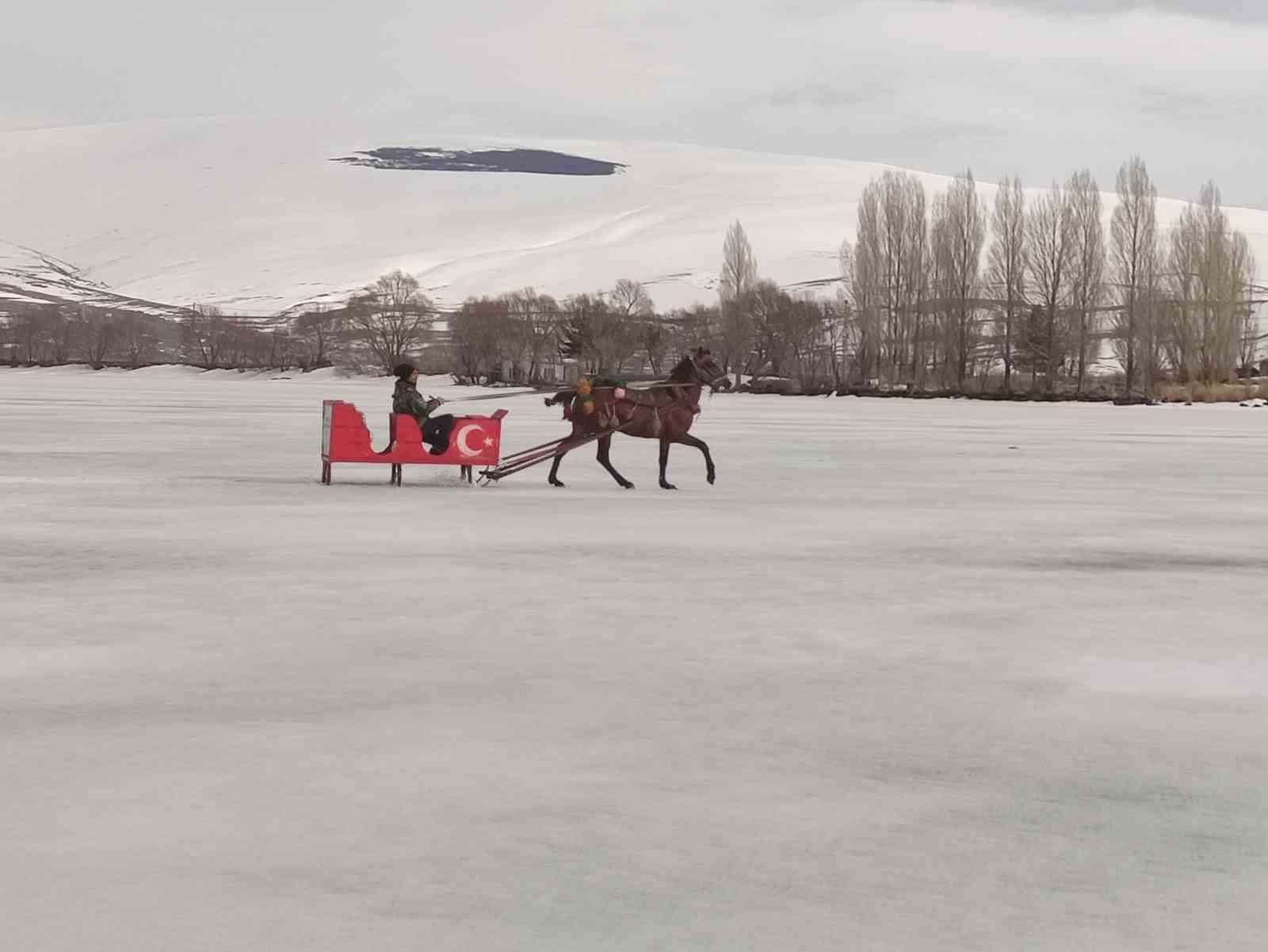 Çıldır Gölü’nde atlı kızak sezonu sona eriyor
