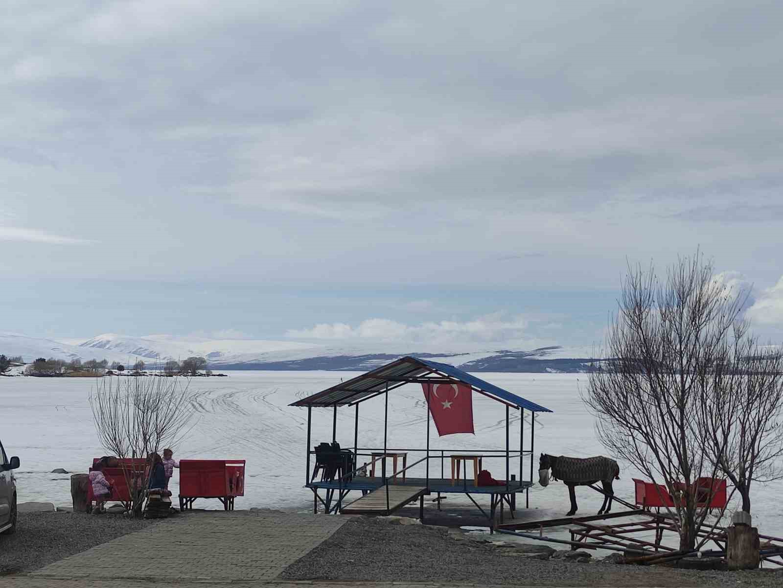 Çıldır Gölü’nde atlı kızak sezonu sona eriyor
