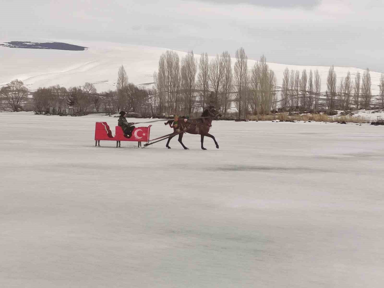 Çıldır Gölü’nde atlı kızak sezonu sona eriyor
