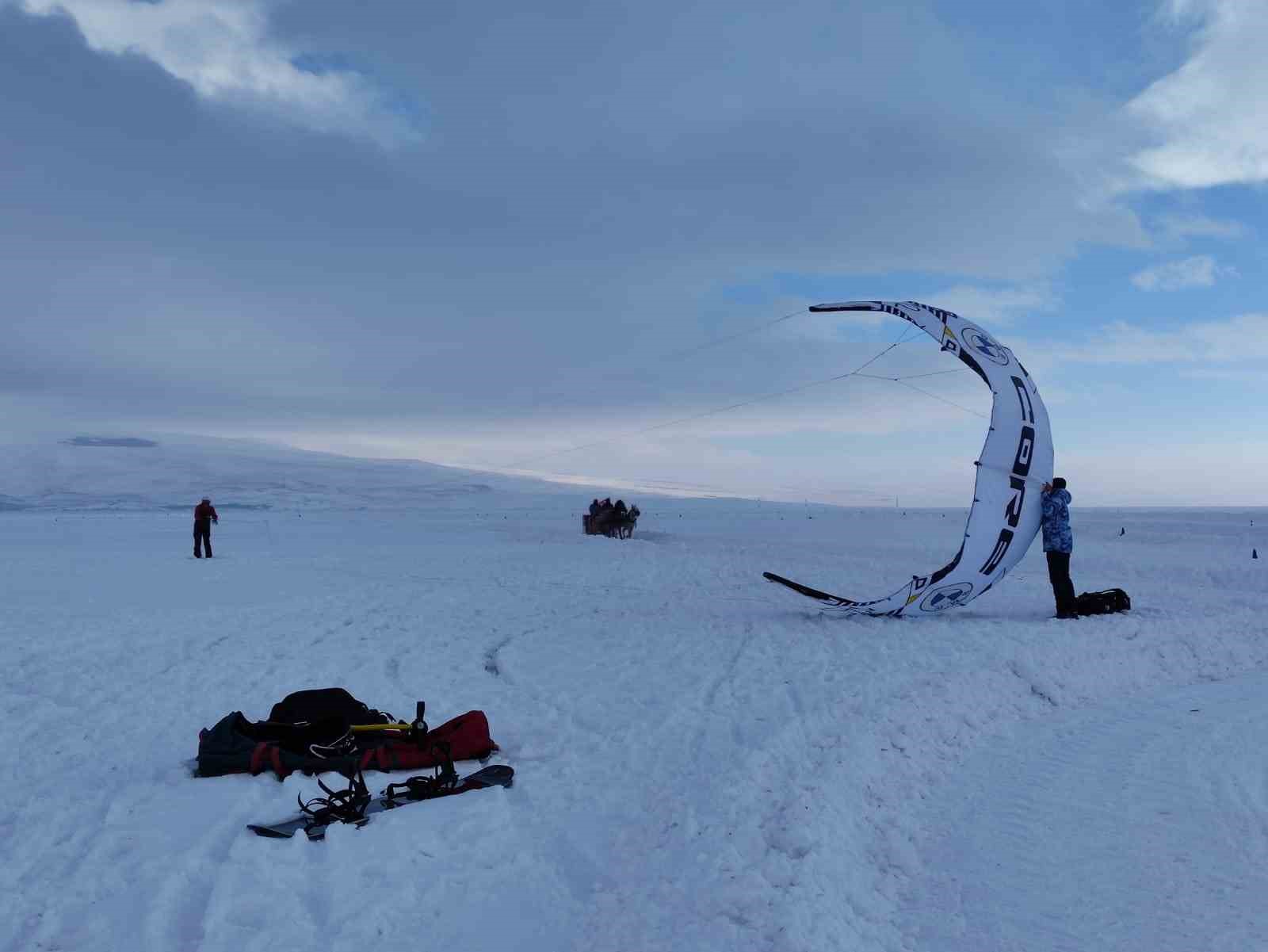 Çıldır Gölü’nde paraşütle uçma heyecanı yaşandı
