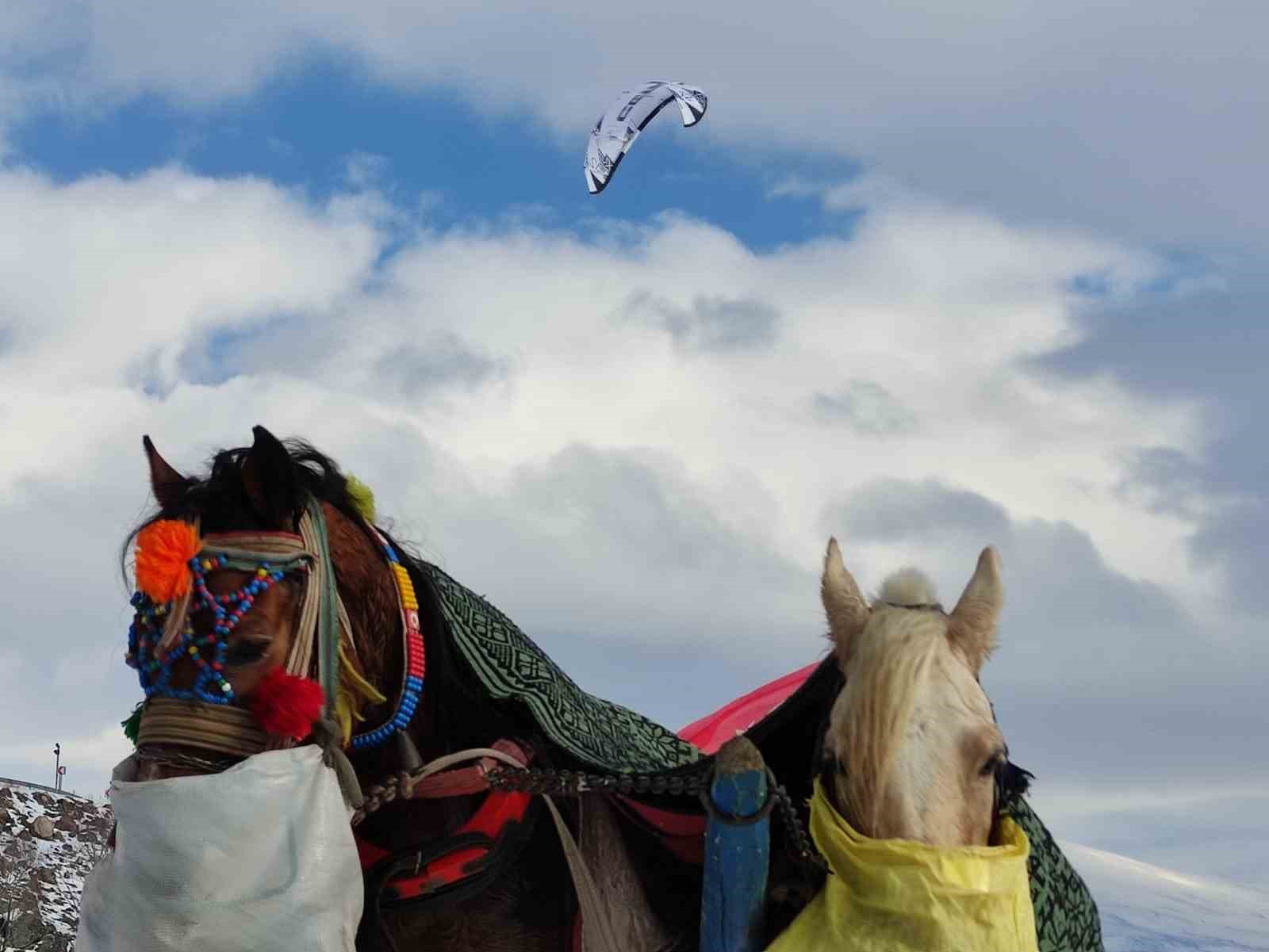 Çıldır Gölü’nde paraşütle uçma heyecanı yaşandı
