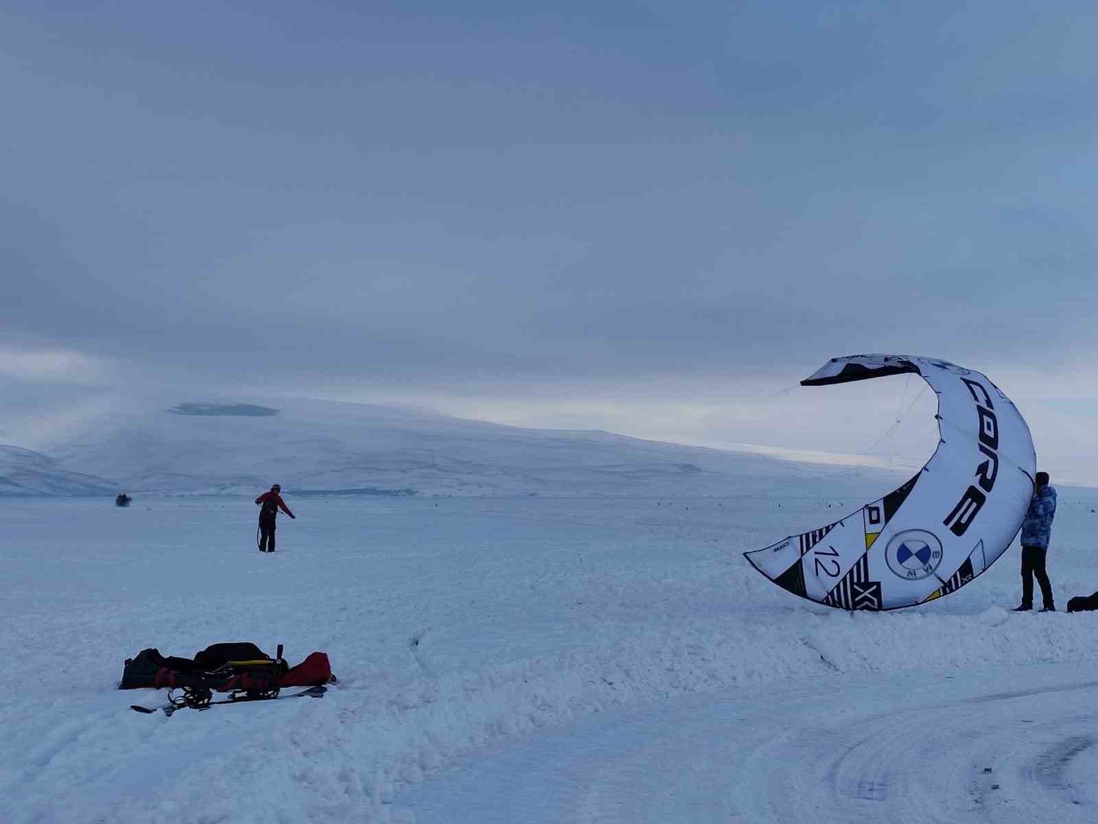 Çıldır Gölü’nde paraşütle uçma heyecanı yaşandı
