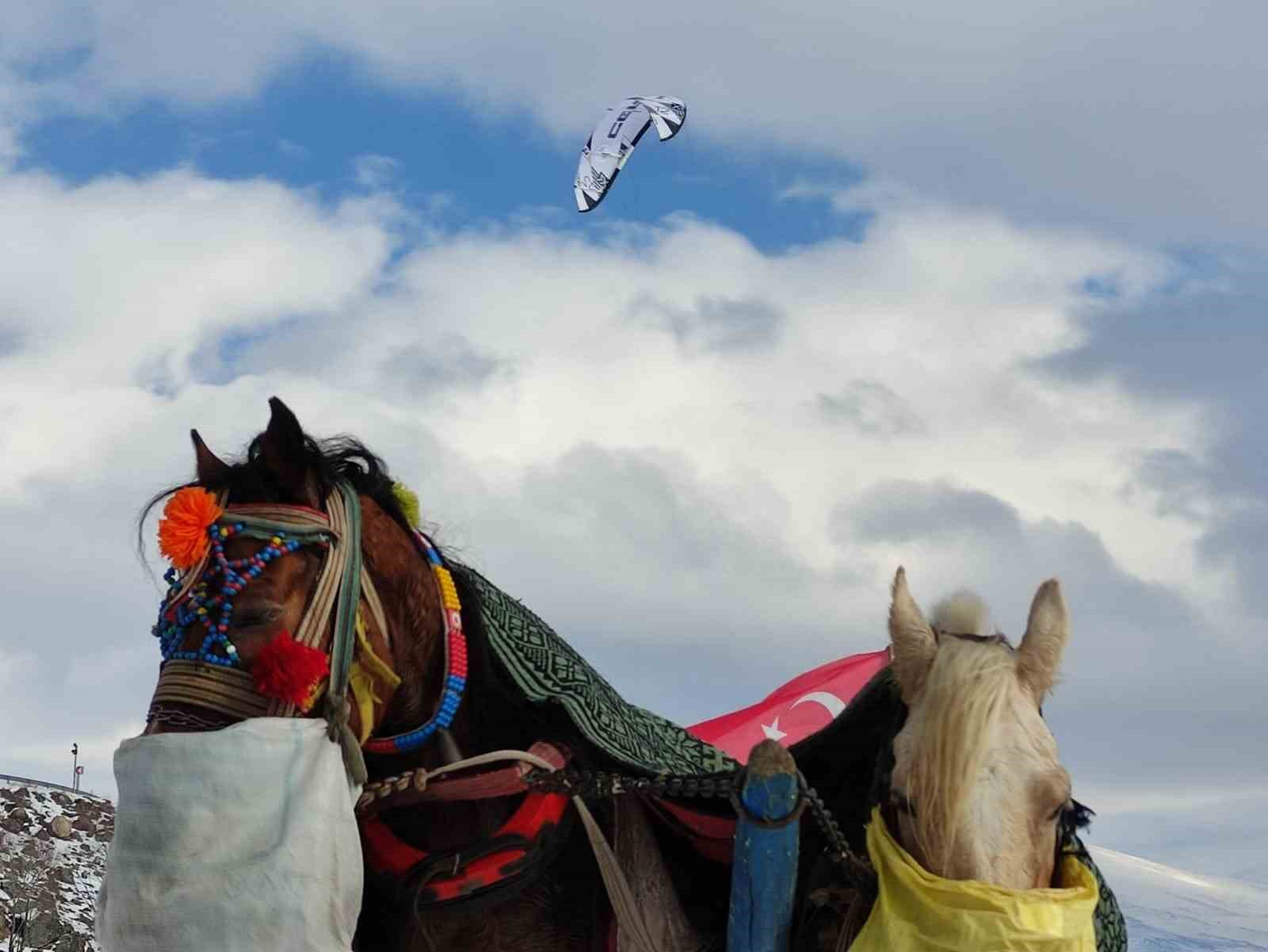 Çıldır Gölü’nde paraşütle uçma heyecanı yaşandı
