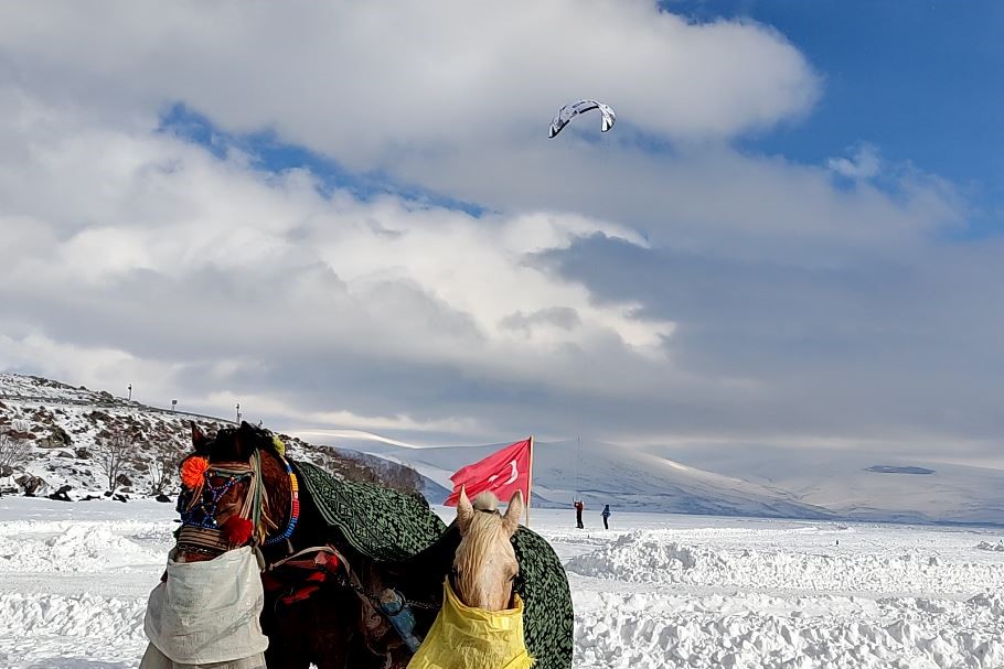 Çıldır Gölü’nde paraşütle uçma heyecanı yaşandı
