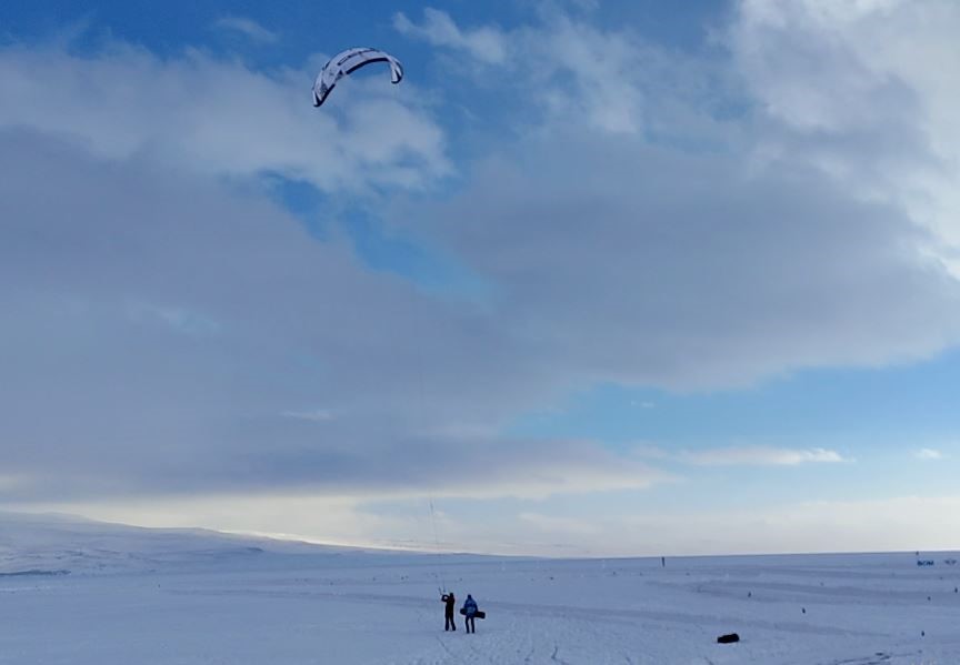 Çıldır Gölü’nde paraşütle uçma heyecanı yaşandı

