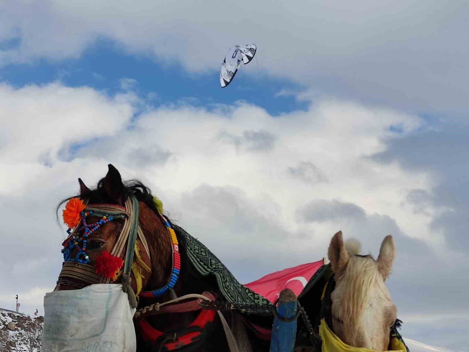 Çıldır Gölü’nde paraşütle uçma heyecanı yaşandı
