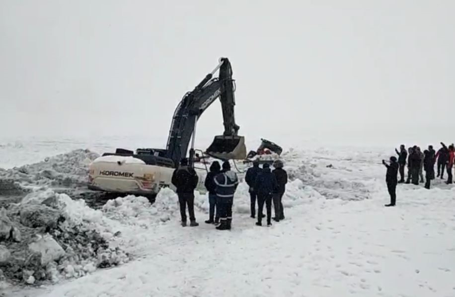 Çıldır Gölü’ne gömülen iş makinası çıkarıldı
