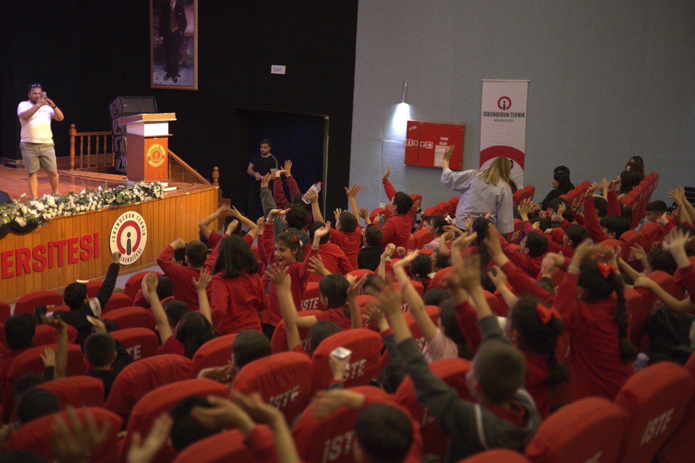 Çimentaş’tan 23 Nisan’da Hataylı öğrencilere eğitim ve dayanışma desteği
