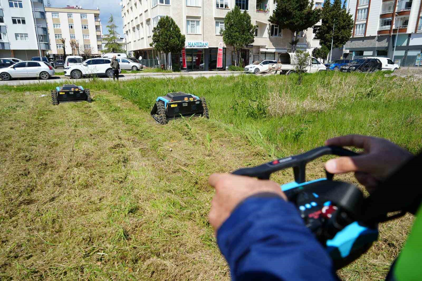 Çimleri artık robotlar biçiyor: 6 kişilik işi 2 robot yapıyor
