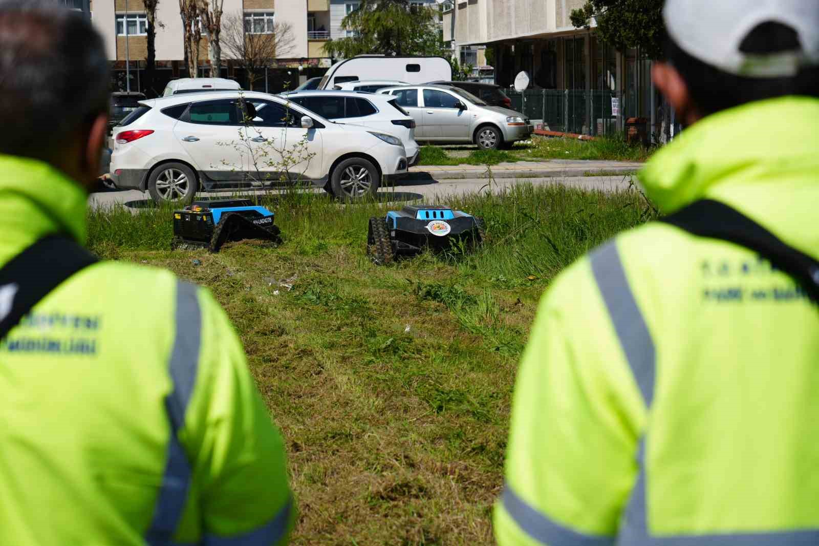 Çimleri artık robotlar biçiyor: 6 kişilik işi 2 robot yapıyor
