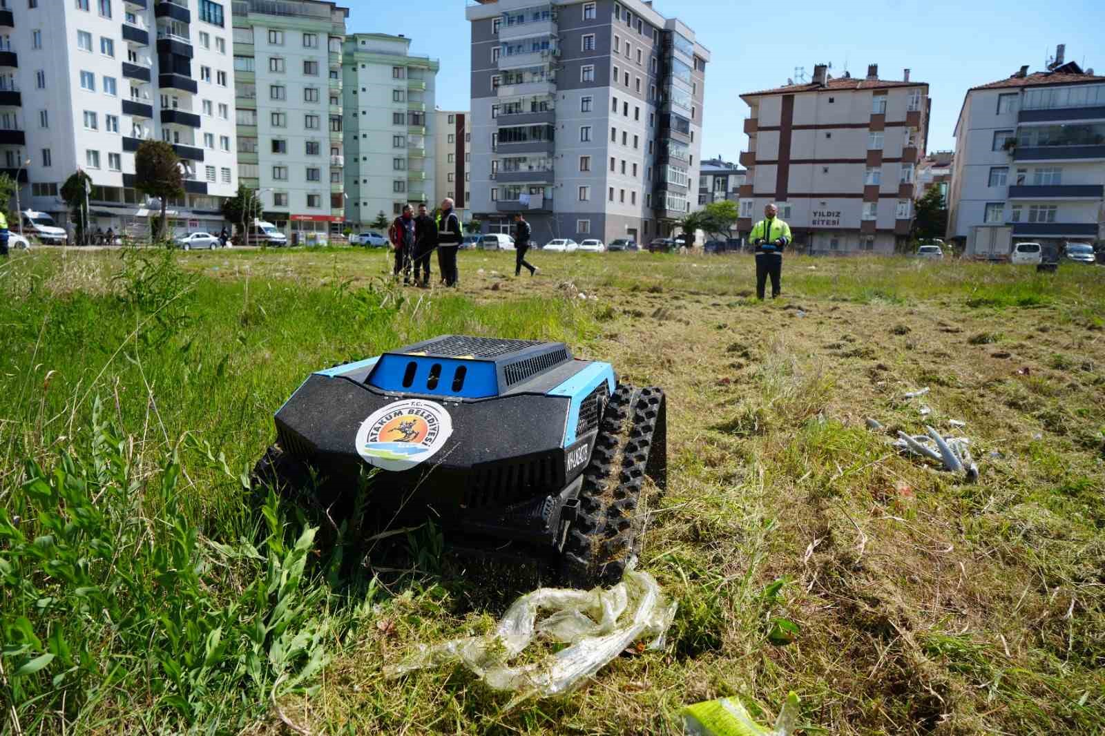 Çimleri artık robotlar biçiyor: 6 kişilik işi 2 robot yapıyor
