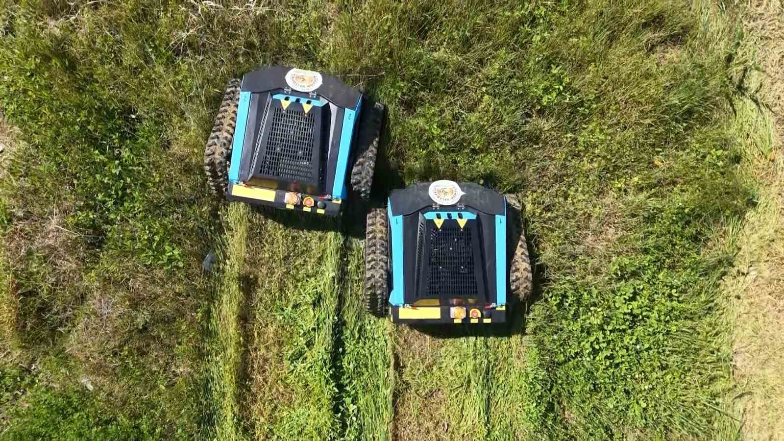 Çimleri artık robotlar biçiyor: 6 kişilik işi 2 robot yapıyor
