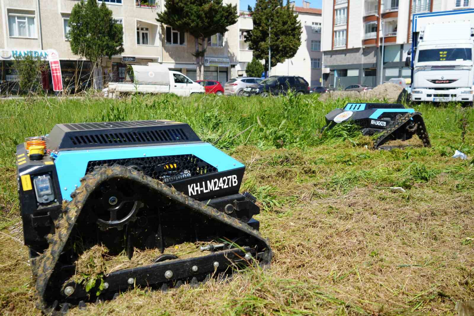 Çimleri artık robotlar biçiyor: 6 kişilik işi 2 robot yapıyor
