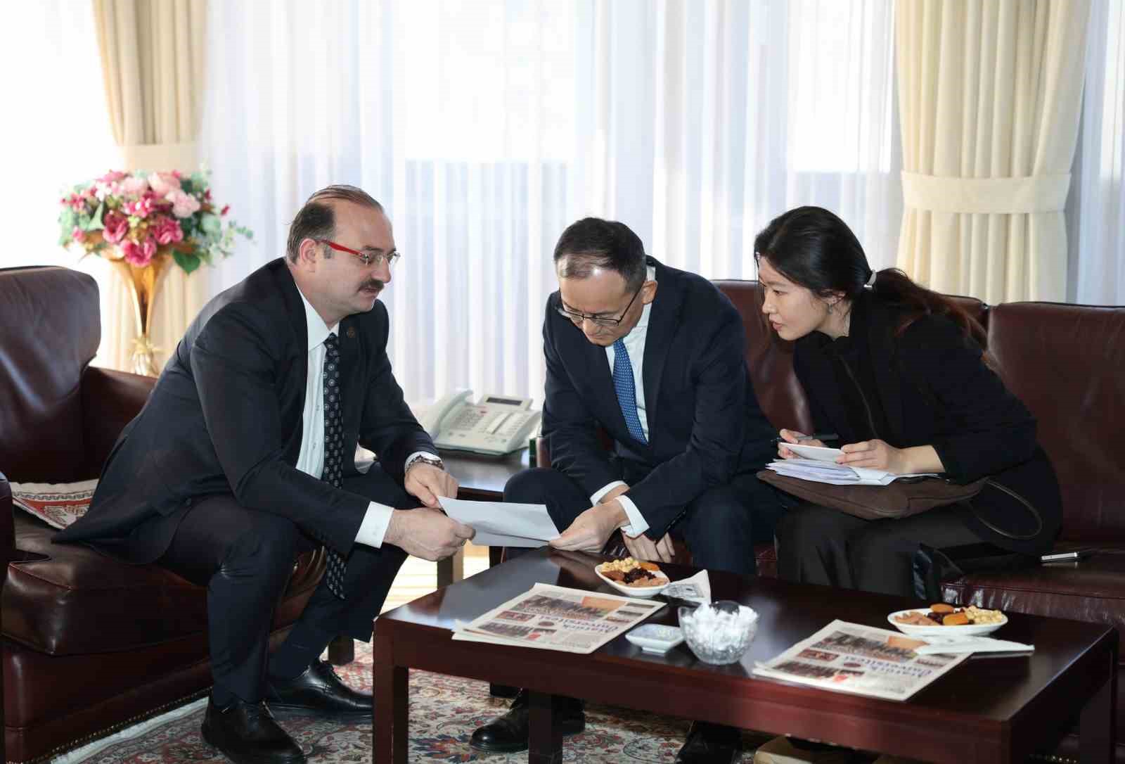 Çin Halk Cumhuriyeti Ankara Büyükelçisi Jiang Xuebin Atatürk Üniversitesi’nde
Çin Halk Cumhuriyeti Ankara Büyükelçisi Jiang Xuebin Atatürk Üniversitesi’nde