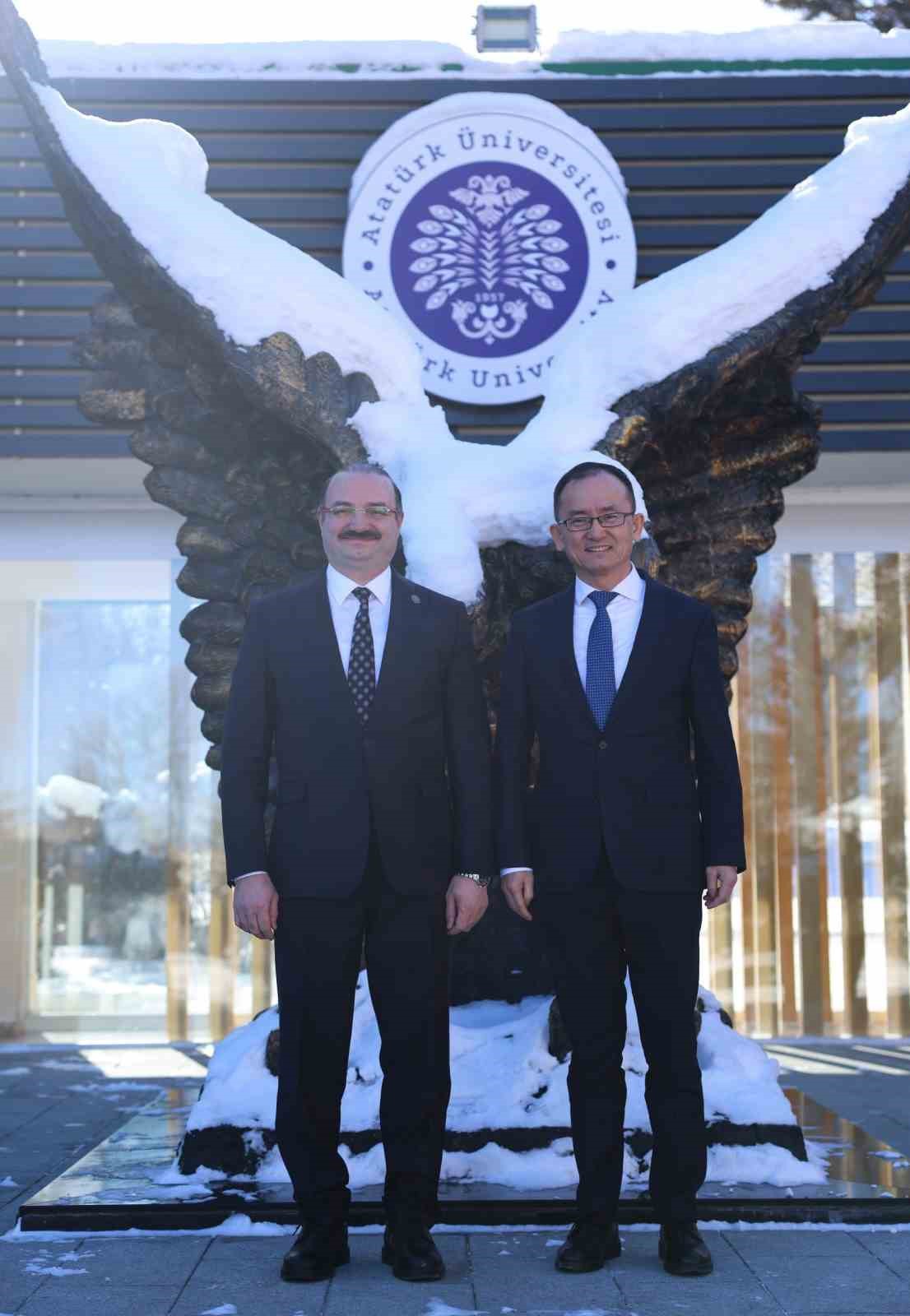 Çin Halk Cumhuriyeti Ankara Büyükelçisi Jiang Xuebin Atatürk Üniversitesi’nde
Çin Halk Cumhuriyeti Ankara Büyükelçisi Jiang Xuebin Atatürk Üniversitesi’nde