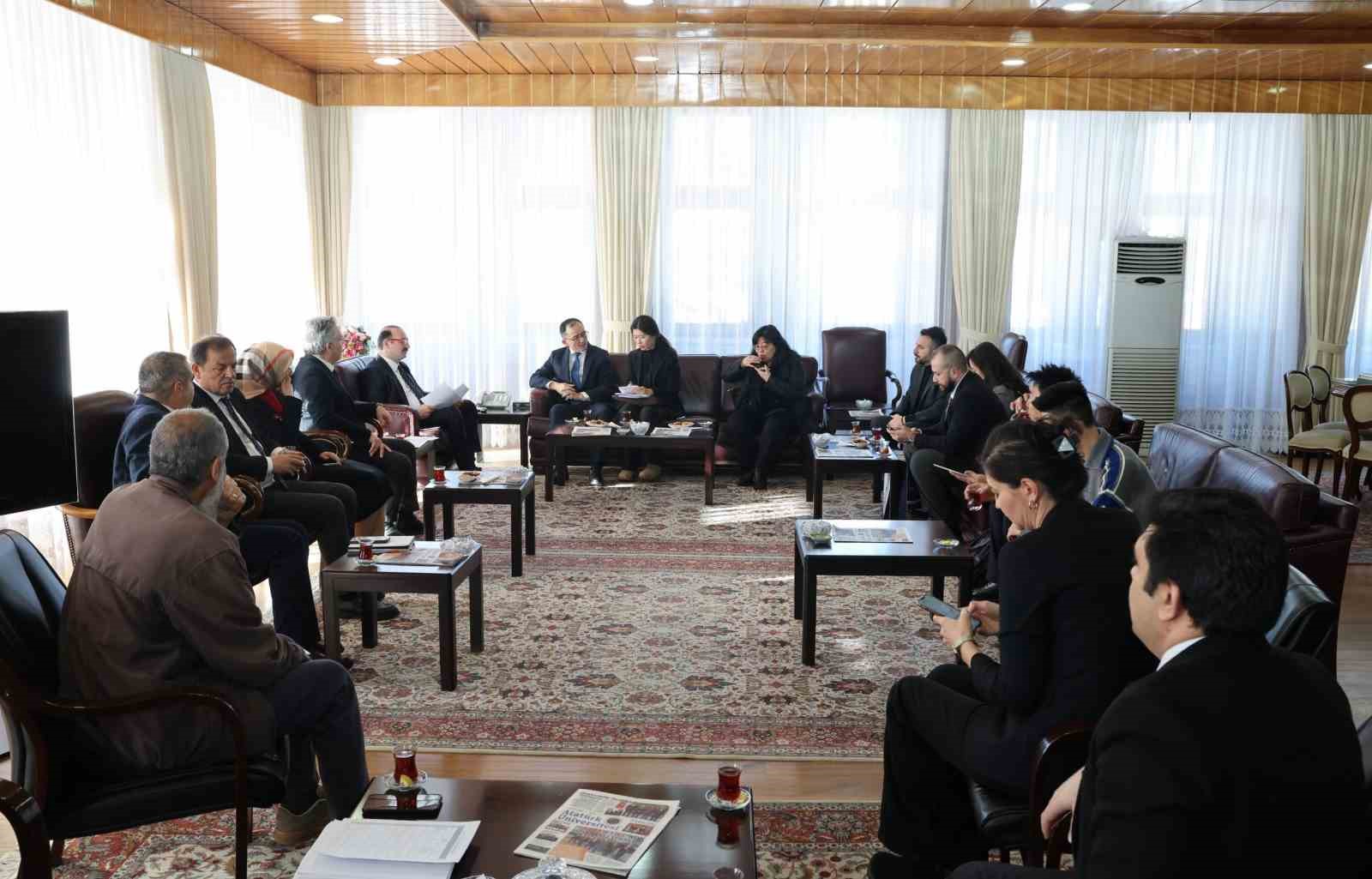 Çin Halk Cumhuriyeti Ankara Büyükelçisi Jiang Xuebin Atatürk Üniversitesi’nde
Çin Halk Cumhuriyeti Ankara Büyükelçisi Jiang Xuebin Atatürk Üniversitesi’nde