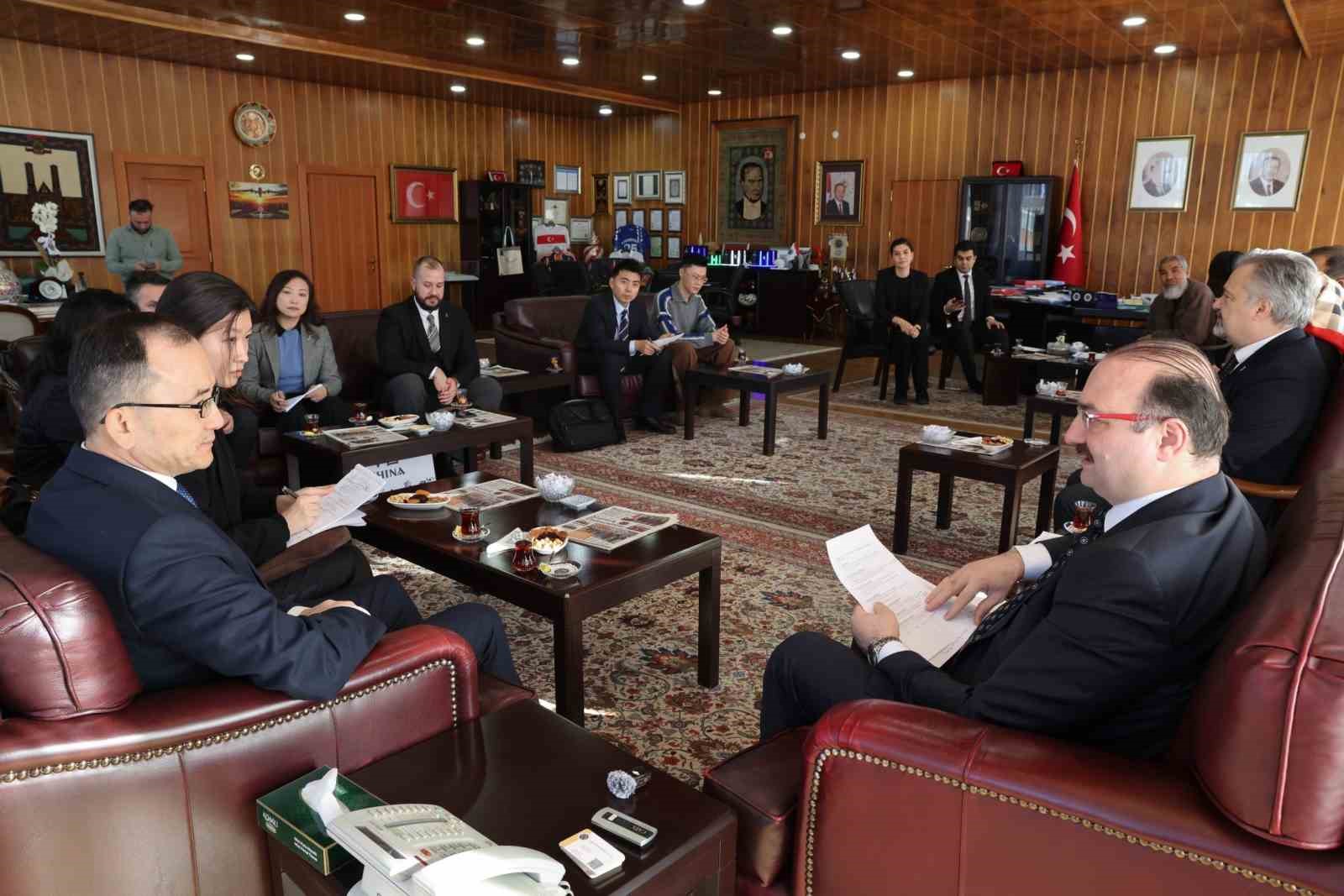 Çin Halk Cumhuriyeti Ankara Büyükelçisi Jiang Xuebin Atatürk Üniversitesi’nde
Çin Halk Cumhuriyeti Ankara Büyükelçisi Jiang Xuebin Atatürk Üniversitesi’nde