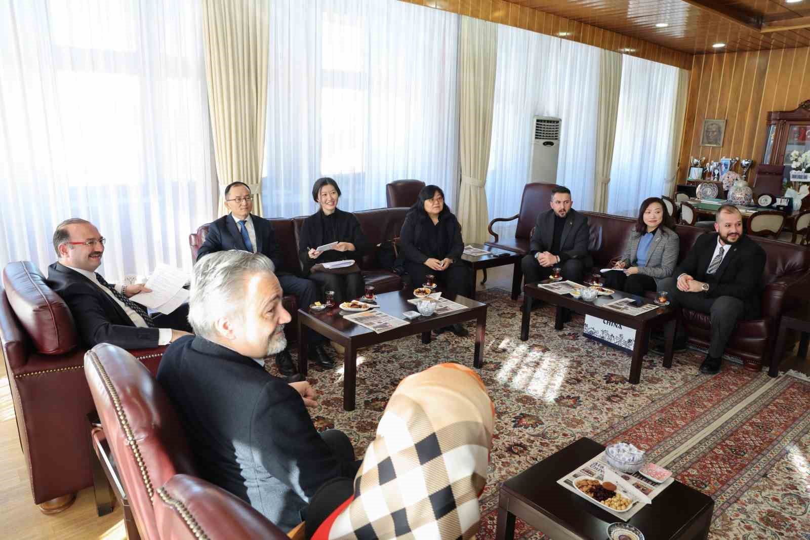 Çin Halk Cumhuriyeti Ankara Büyükelçisi Jiang Xuebin Atatürk Üniversitesi’nde
Çin Halk Cumhuriyeti Ankara Büyükelçisi Jiang Xuebin Atatürk Üniversitesi’nde