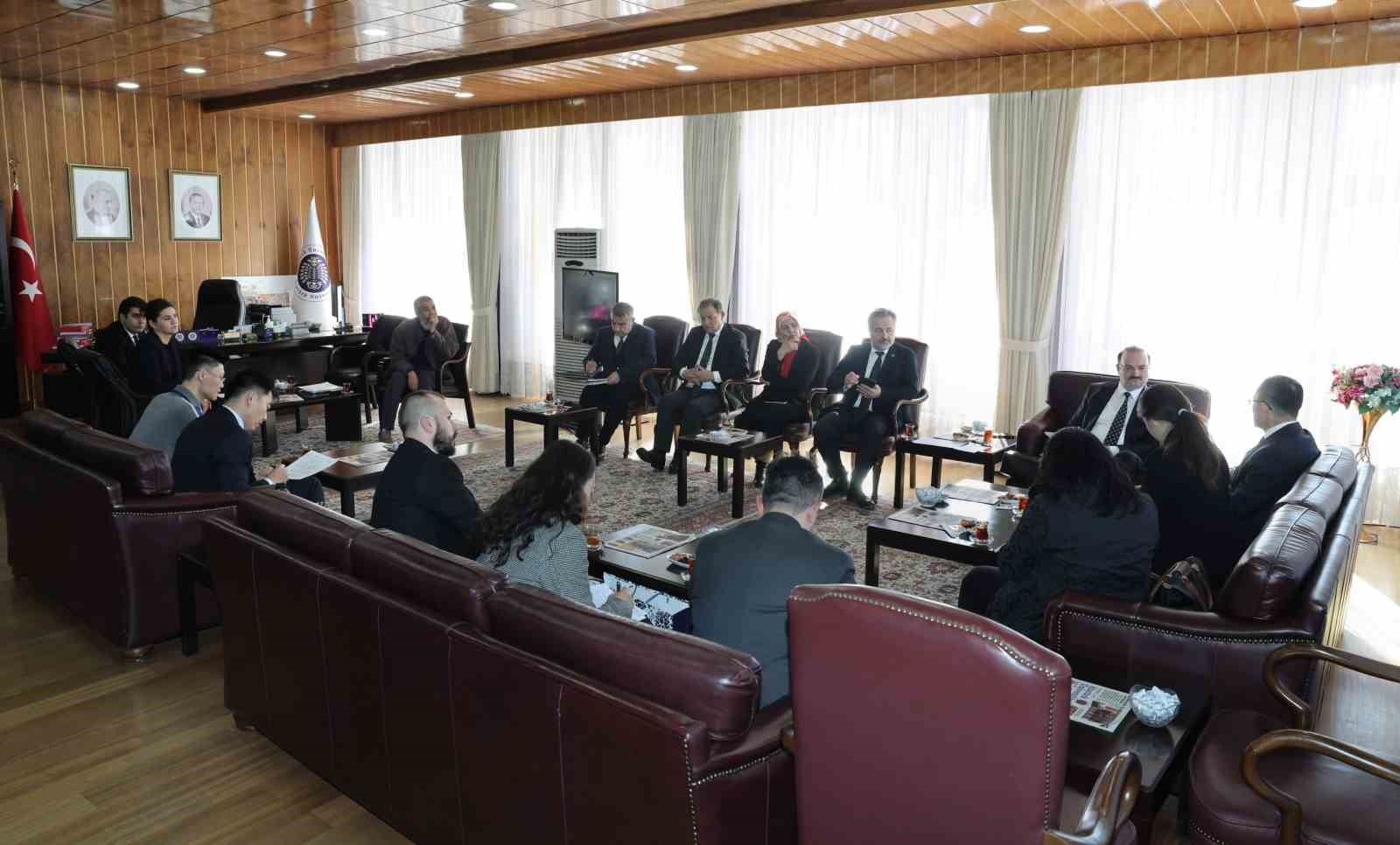 Çin Halk Cumhuriyeti Ankara Büyükelçisi Jiang Xuebin Atatürk Üniversitesi’nde
Çin Halk Cumhuriyeti Ankara Büyükelçisi Jiang Xuebin Atatürk Üniversitesi’nde