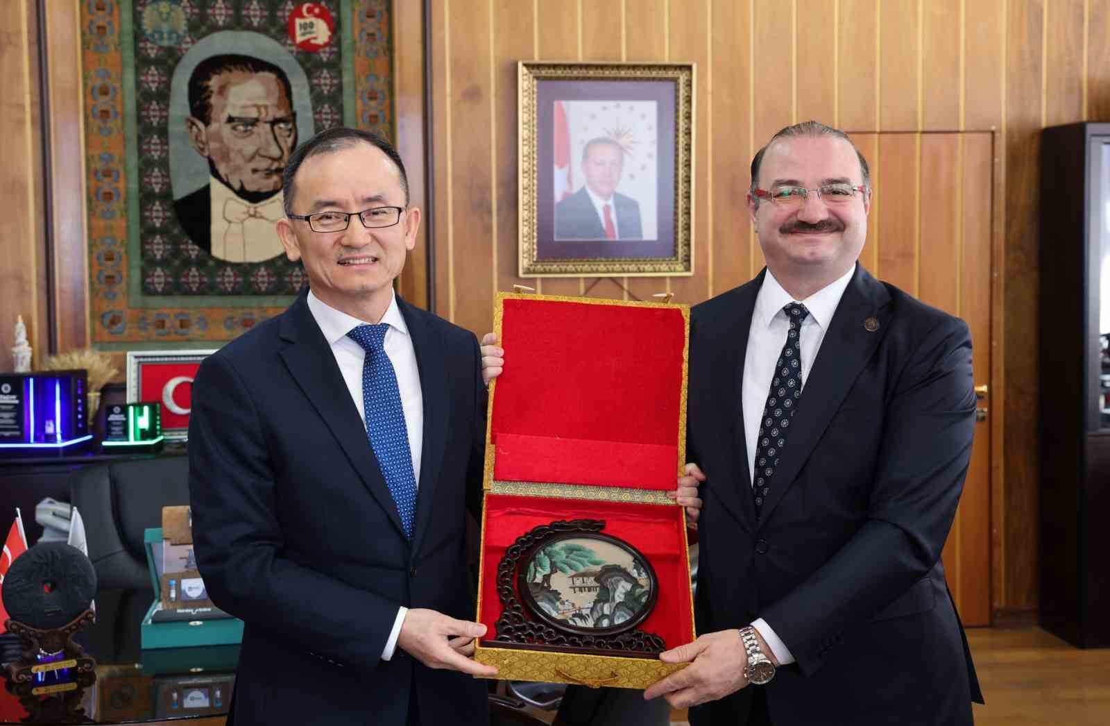 Çin Halk Cumhuriyeti Ankara Büyükelçisi Jiang Xuebin Atatürk Üniversitesi’nde
Çin Halk Cumhuriyeti Ankara Büyükelçisi Jiang Xuebin Atatürk Üniversitesi’nde