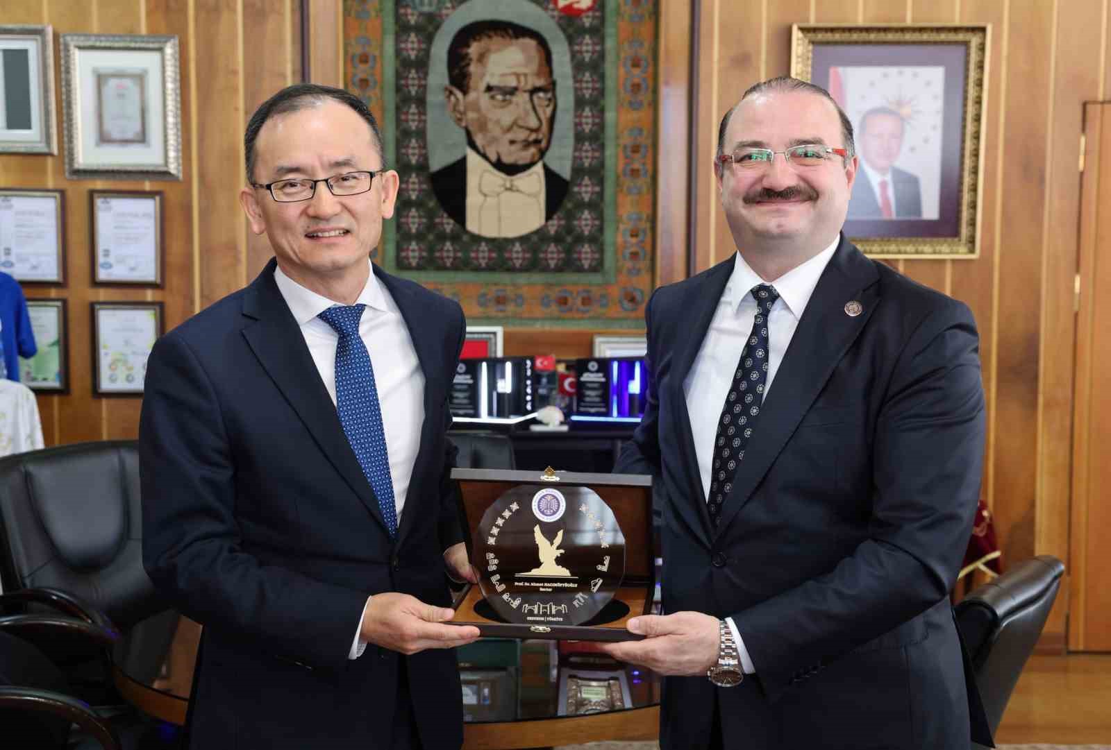 Çin Halk Cumhuriyeti Ankara Büyükelçisi Jiang Xuebin Atatürk Üniversitesi’nde
Çin Halk Cumhuriyeti Ankara Büyükelçisi Jiang Xuebin Atatürk Üniversitesi’nde