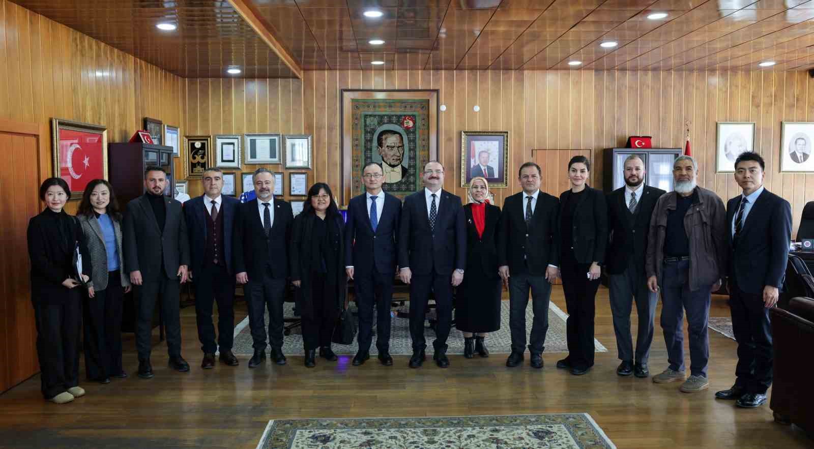 Çin Halk Cumhuriyeti Ankara Büyükelçisi Jiang Xuebin Atatürk Üniversitesi’nde
Çin Halk Cumhuriyeti Ankara Büyükelçisi Jiang Xuebin Atatürk Üniversitesi’nde