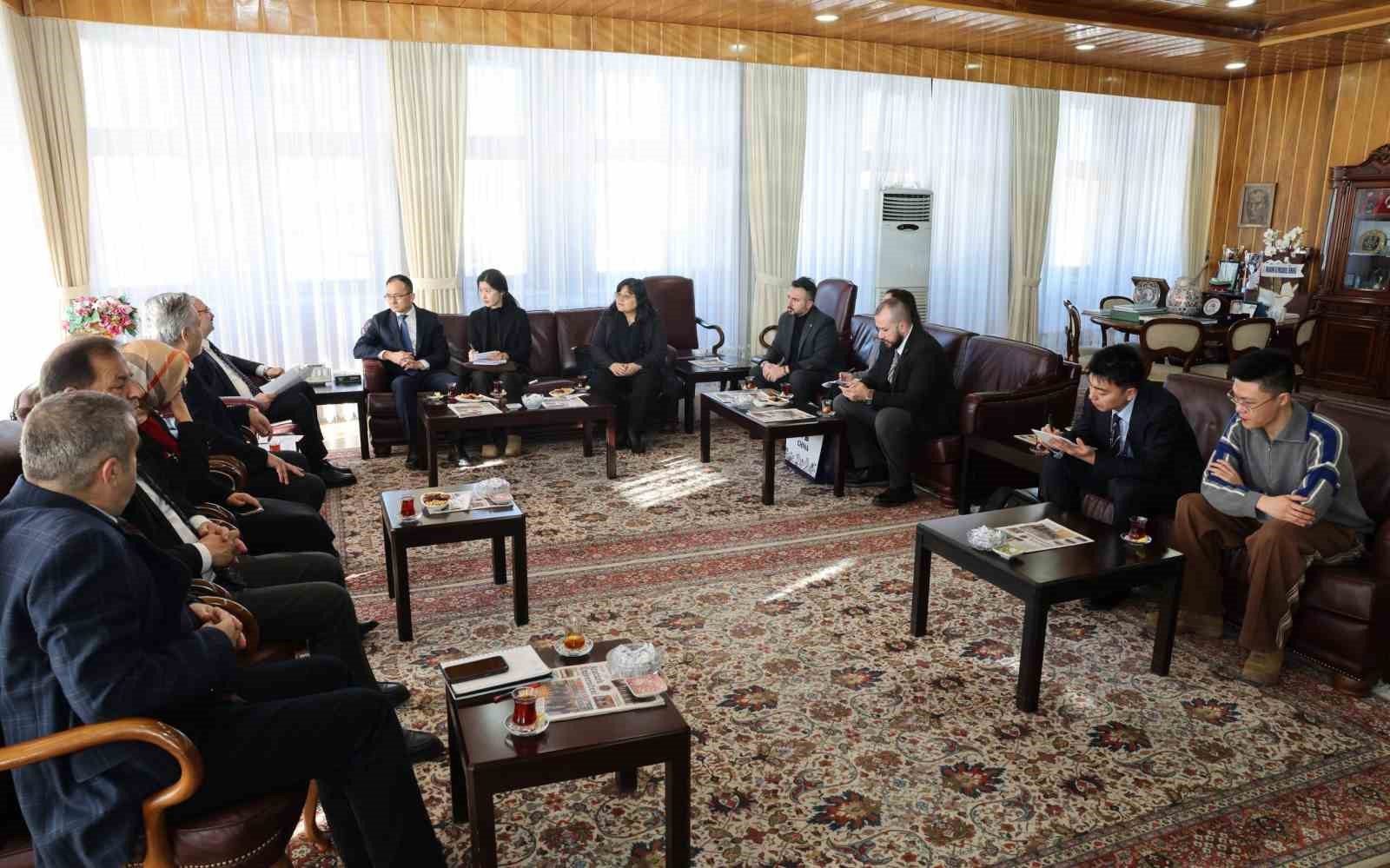 Çin Halk Cumhuriyeti Ankara Büyükelçisi Jiang Xuebin Atatürk Üniversitesi’nde
Çin Halk Cumhuriyeti Ankara Büyükelçisi Jiang Xuebin Atatürk Üniversitesi’nde